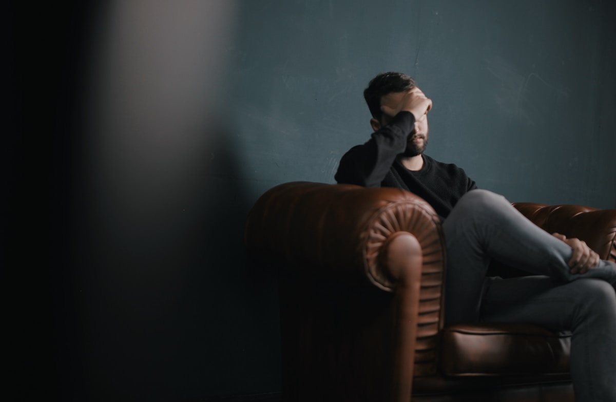 Personne épuisée au repos pour illustrer la récupération du burn-out