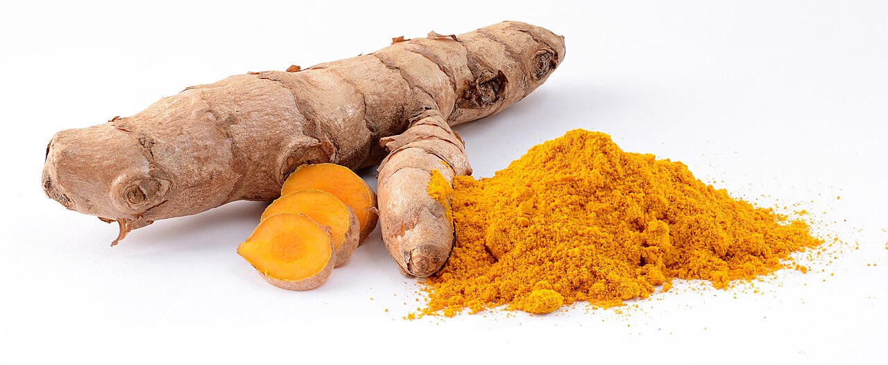 Racines et poudre de curcuma pour un guide anti-inflammatoire