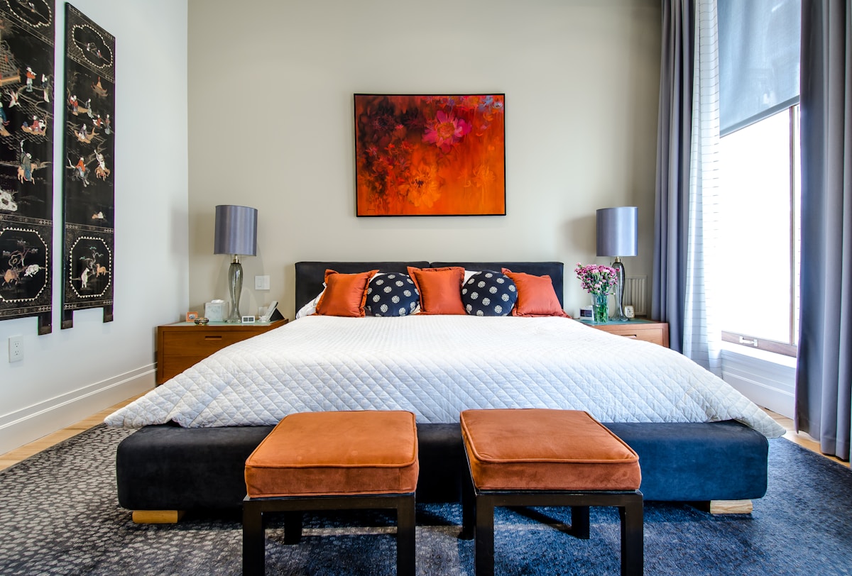 Chambre claire et apaisante avec lit soigneusement préparé