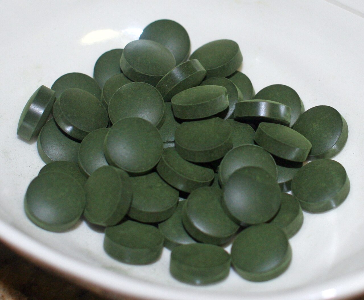 Poudre verte et comprimés de spiruline